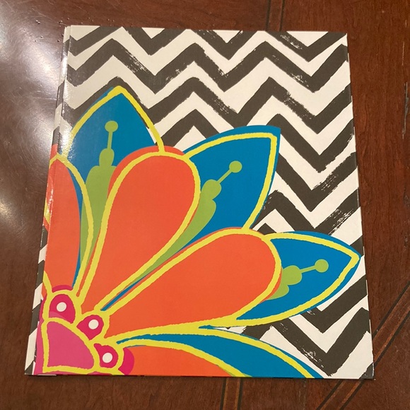 Set of three Unison two pocket floral printed folders. - Picture 4 of 9